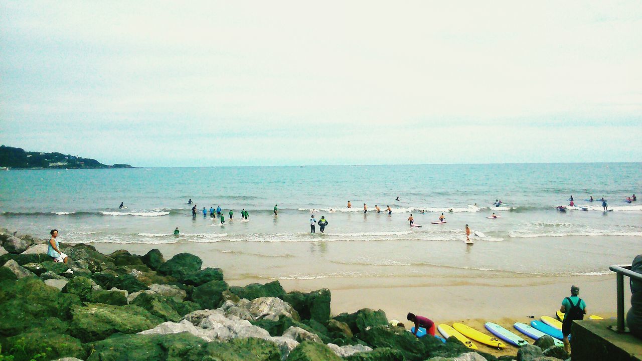 sea, large group of people, horizon over water, beach, water, sky, shore, vacations, leisure activity, mixed age range, person, lifestyles, men, nature, scenics, beauty in nature, high angle view, enjoyment, day