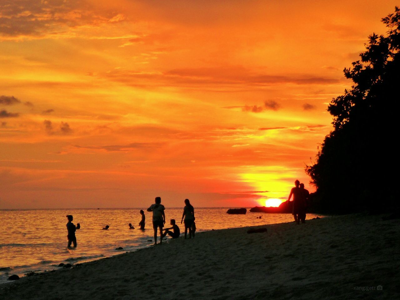 sunset, sea, beach, water, silhouette, horizon over water, orange color, shore, scenics, sky, beauty in nature, large group of people, leisure activity, vacations, lifestyles, tranquil scene, tourist, medium group of people, men