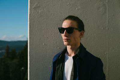 Close-up of man wearing sunglasses against sky