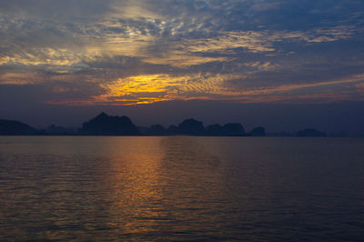 Sunrise in halong bay