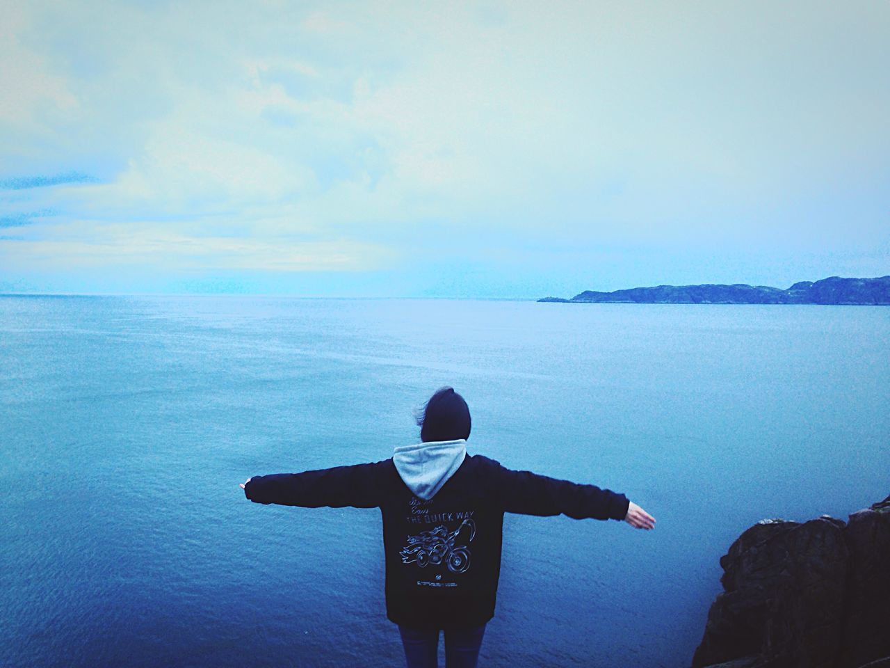 sea, horizon over water, standing, water, rear view, tranquility, tranquil scene, sky, scenics, lifestyles, leisure activity, beauty in nature, nature, men, full length, idyllic, copy space, silhouette