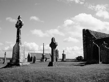 Statue of cemetery against sky