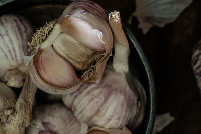 Close-up of garlic cloves in bowl on table