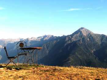 Coloro che contemplano la bellezza della natura trovano riserve di forza che durano tutta la vita.. 