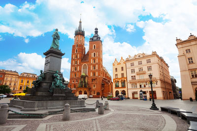 Statue of historic building against sky