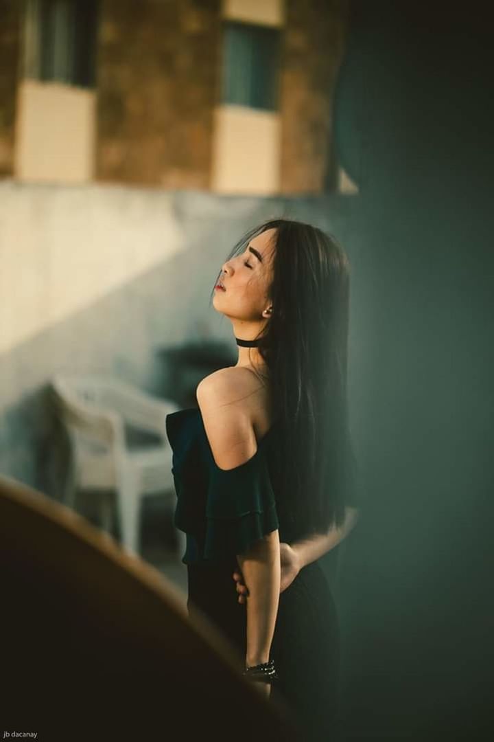 one person, women, standing, young adult, young women, real people, adult, lifestyles, beauty, beautiful woman, looking, indoors, leisure activity, side view, focus on foreground, looking away, casual clothing, three quarter length, contemplation, hairstyle