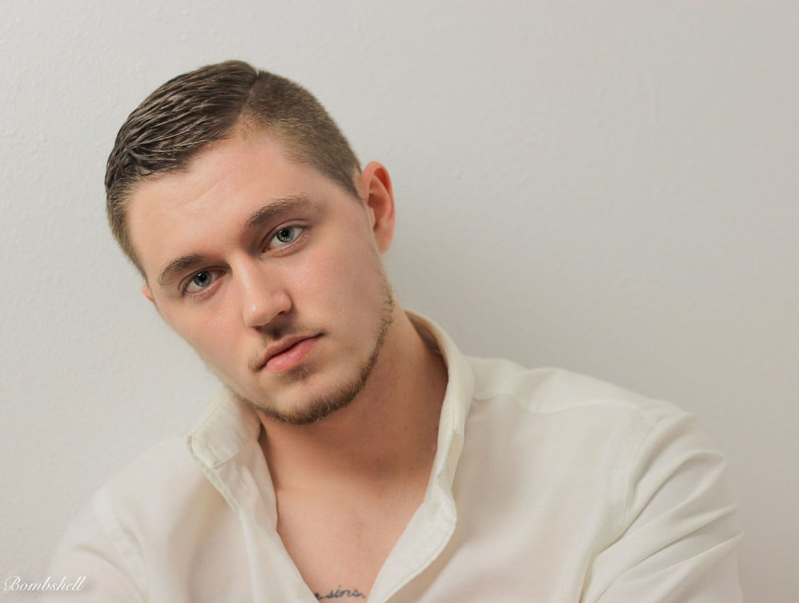 CLOSE-UP PORTRAIT OF YOUNG MAN