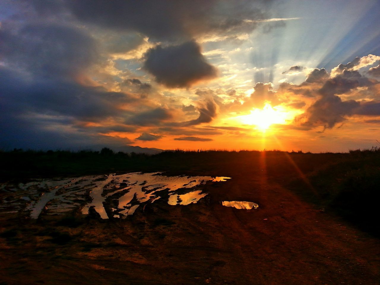 sunset, sun, landscape, sky, field, cloud - sky, tranquil scene, tranquility, scenics, sunlight, nature, beauty in nature, sunbeam, rural scene, agriculture, orange color, farm, cloud, cloudy, idyllic