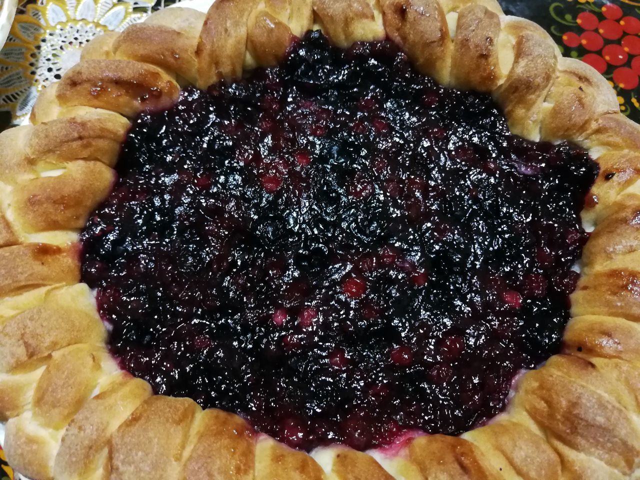 HIGH ANGLE VIEW OF CAKE ON PLATE