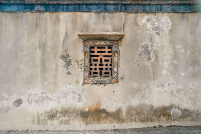 Traditional chinese style window means a couple of joy