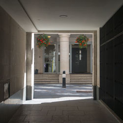 Passageway in the city of london leading to the entrance of a building