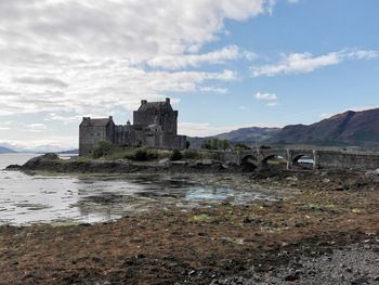 Eilean donan castle against sky