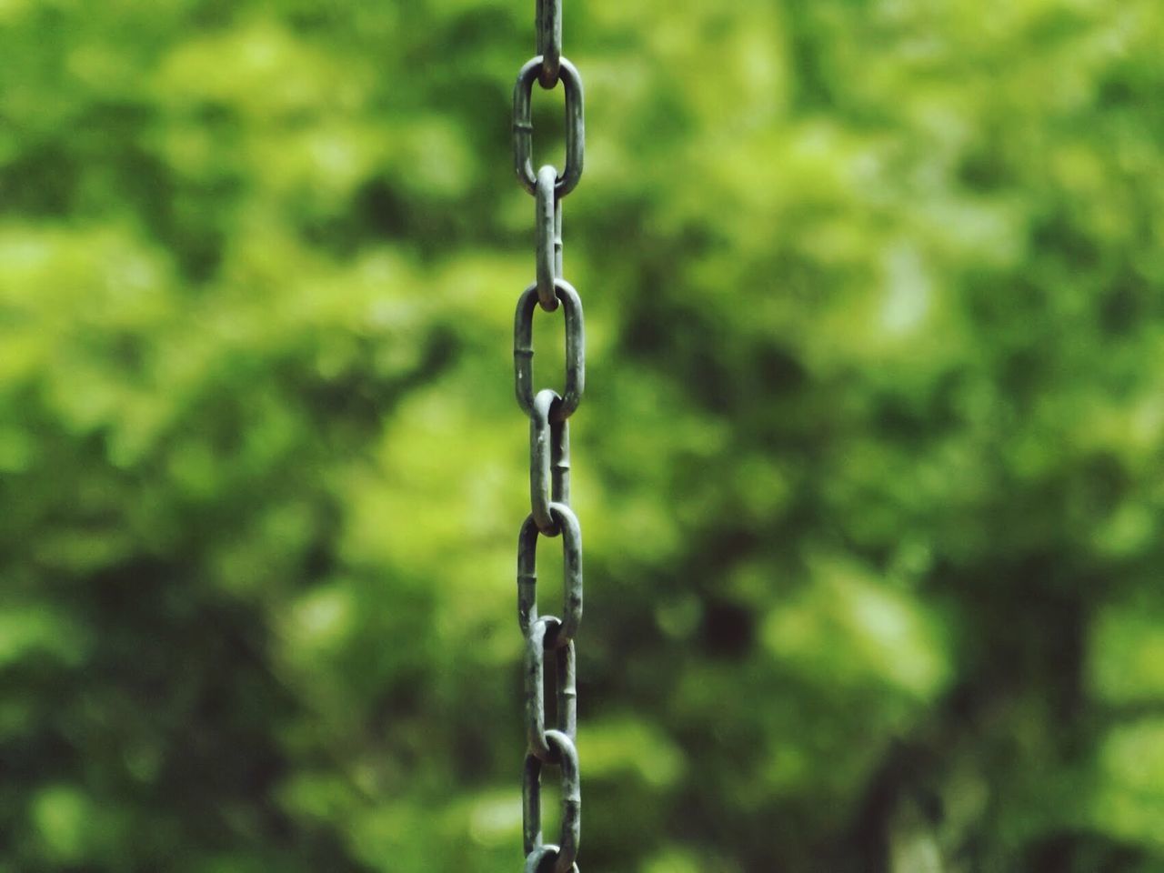 focus on foreground, close-up, selective focus, metal, hanging, green color, water, shiny, day, drop, no people, outdoors, nature, motion, wet, metallic, transparent, reflection, still life, purity