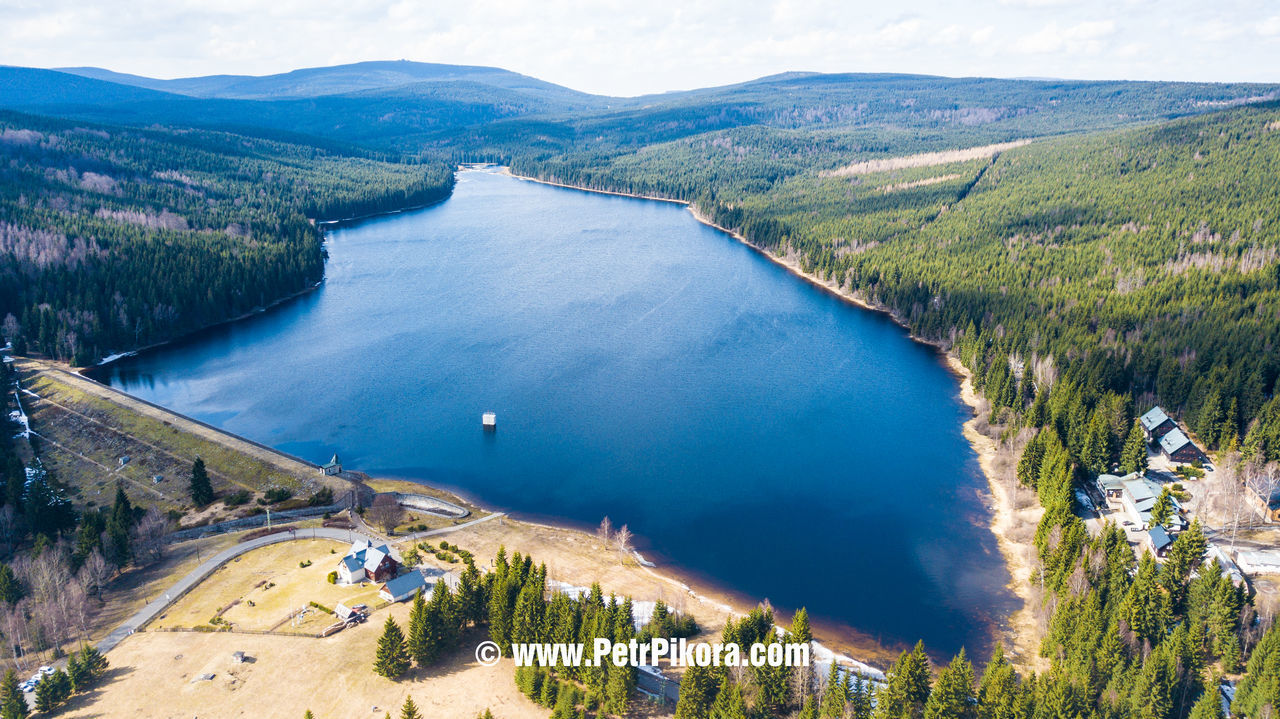 HIGH ANGLE VIEW OF LAKE ALONG MOUNTAIN