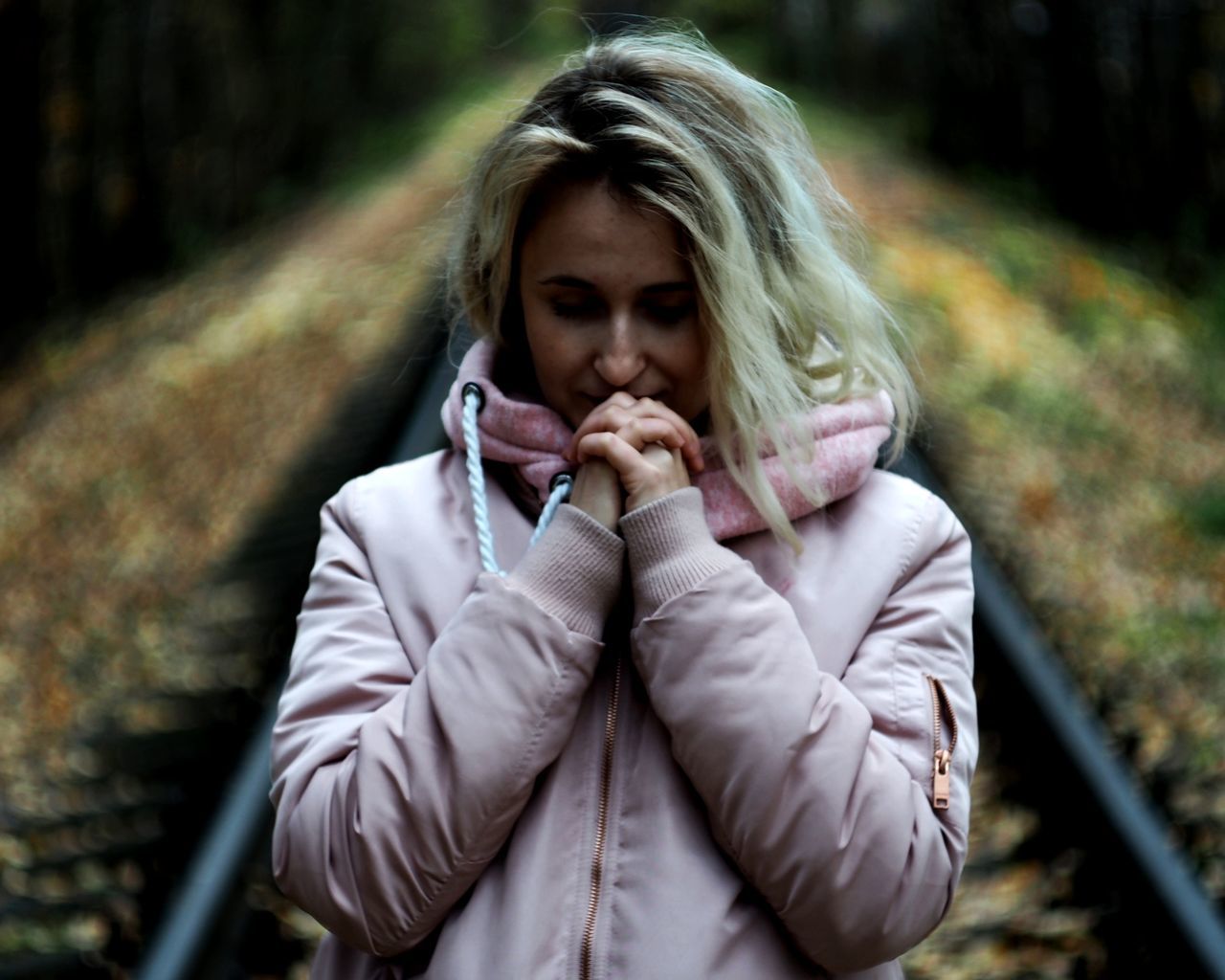 one person, front view, real people, lifestyles, leisure activity, young adult, hair, portrait, focus on foreground, young women, women, waist up, day, clothing, blond hair, adult, standing, looking at camera, hand, hairstyle, outdoors, warm clothing, scarf