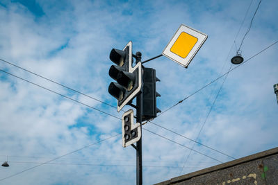 Russia's traffic light with yellow sign.