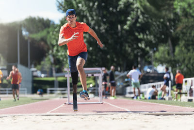 Man with prostethic leg doing athletics