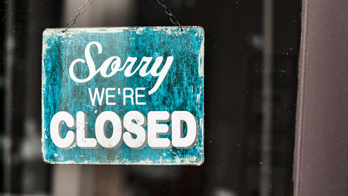 A business closed sign in a window during the pandemic