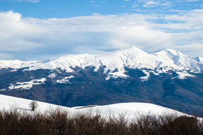 Scenic view of snowcapped mountains against sky in accumoli, lazio italy 