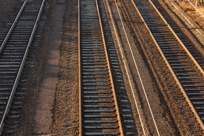 Parallell railway tracks in low sunlight
