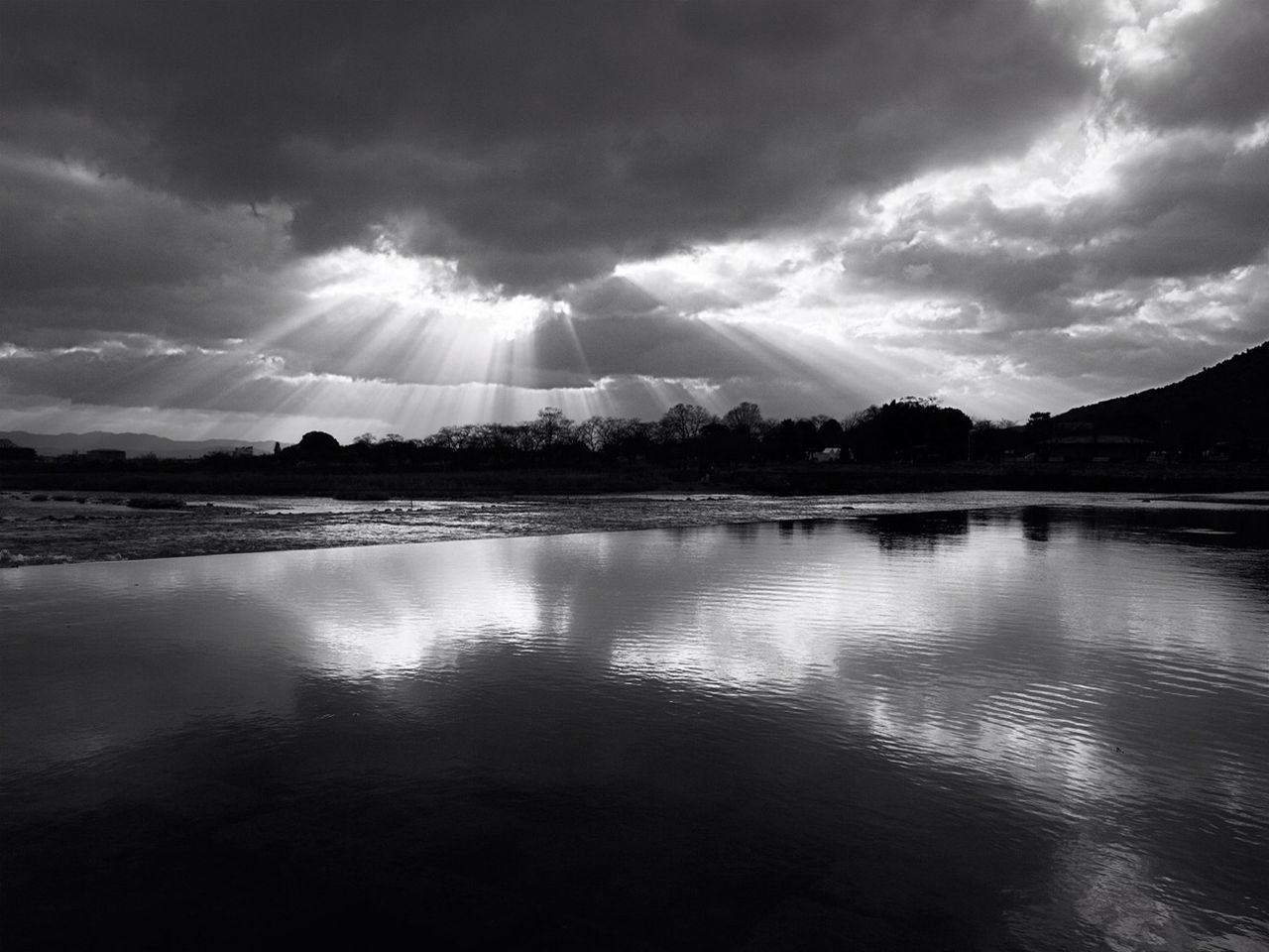 beauty in nature, nature, scenics, water, sunbeam, reflection, sky, tranquility, no people, tranquil scene, cloud - sky, outdoors, lake, tree, day