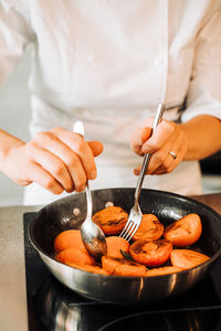 Chef is turning around fried apricots for confiture