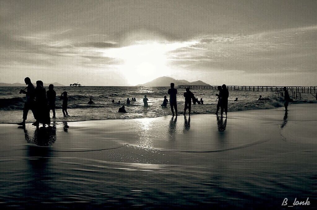 sea, water, lifestyles, leisure activity, beach, horizon over water, men, enjoyment, vacations, togetherness, large group of people, sky, shore, medium group of people, mixed age range, wave, fun, person, enjoying