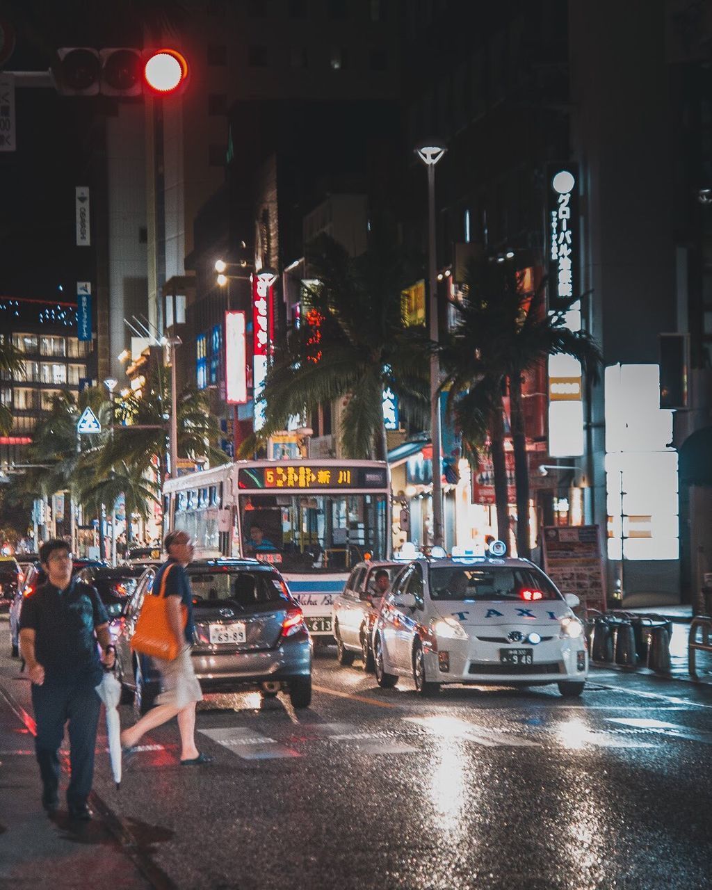 PEOPLE ON CITY STREET DURING RAIN