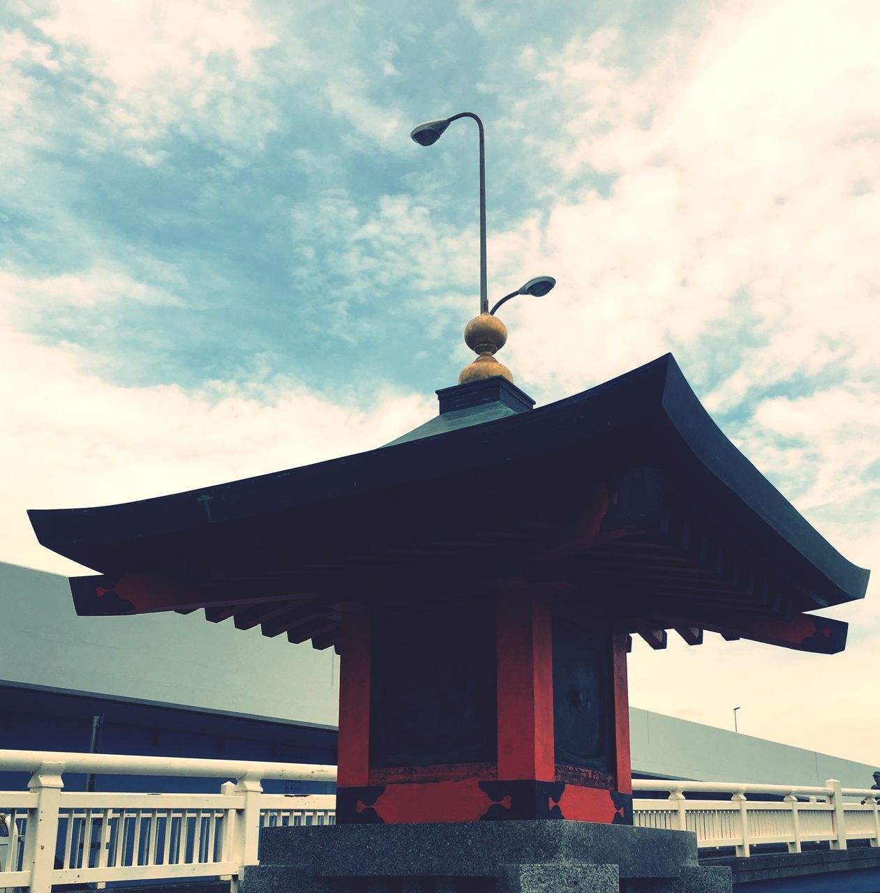 LOW ANGLE VIEW OF BUILDING AGAINST CLOUDY SKY