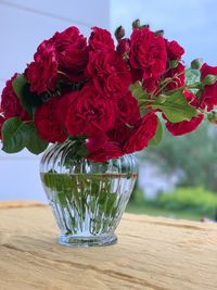 Close-up of rose bouquet in glass vase on table