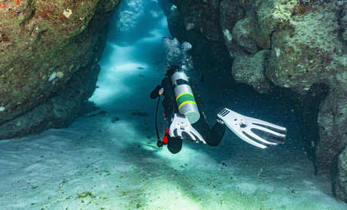 Diver exploring cave at the great barrier reef