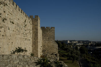 Ruins of fort against clear sky
