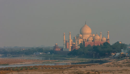 View of taj mahal against sky