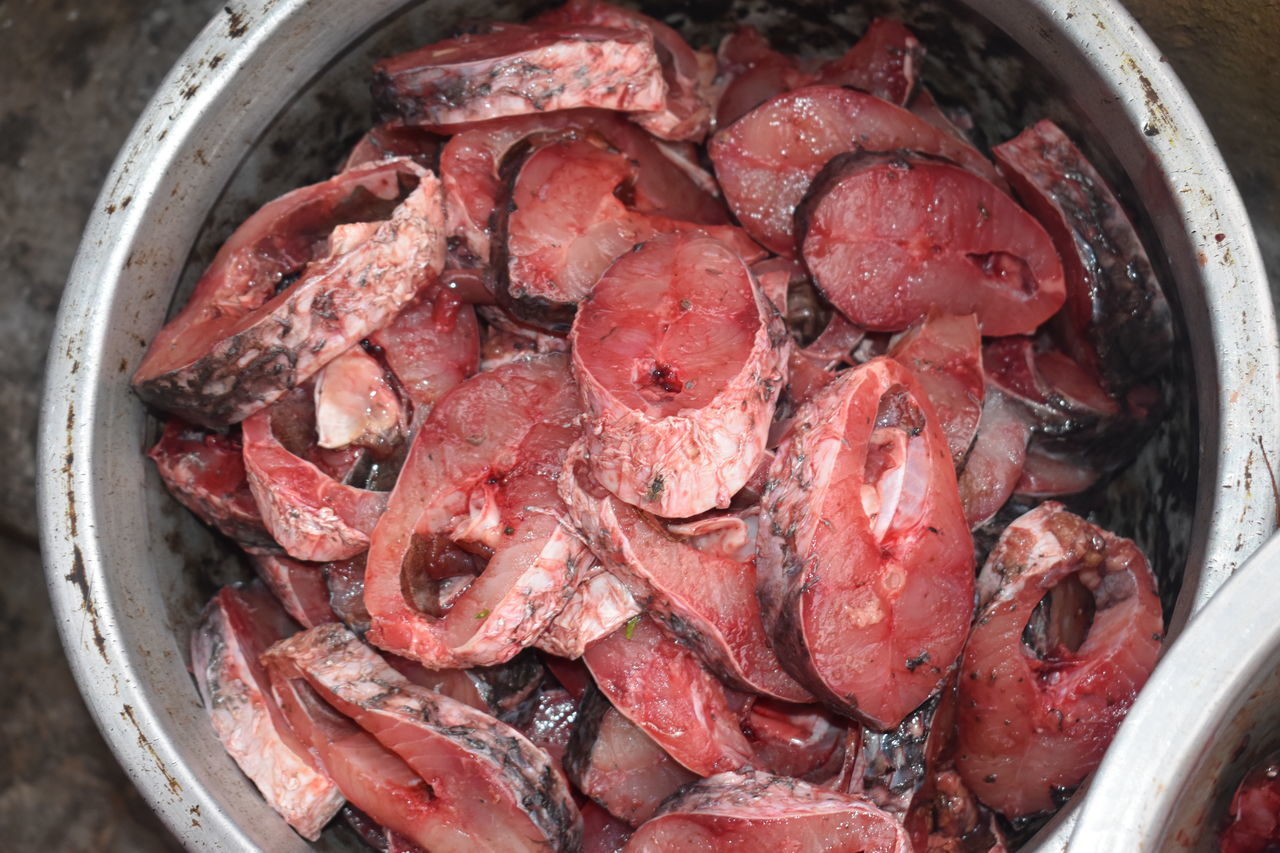 HIGH ANGLE VIEW OF FOOD IN CONTAINER