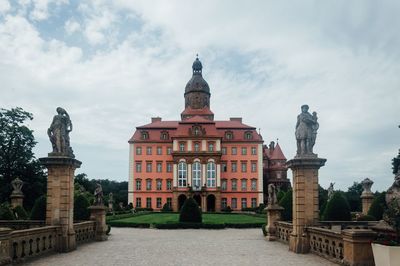 Statue of historic building against cloudy sky