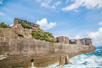 Ruins of fort against cloudy sky