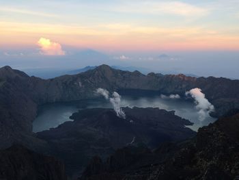 Mount rinjani caldera 