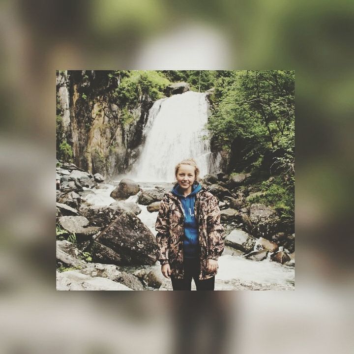 person, lifestyles, leisure activity, casual clothing, looking at camera, portrait, focus on foreground, smiling, front view, young adult, happiness, standing, childhood, tree, elementary age, selective focus, day