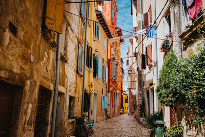 Narrow alley amidst buildings in city