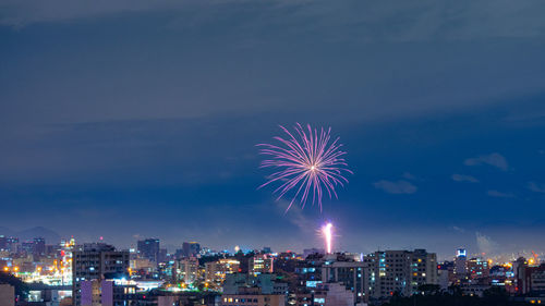 Images with new year's, réveillon, fireworks exploding in the sky in niterói, rio de janeiro, brazil