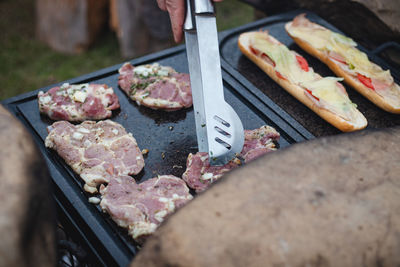 Preparation of pork neck pieces seasoned with basil, salt, olive oil, pepper, onion and garlic