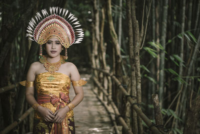 Full length of woman holding hat