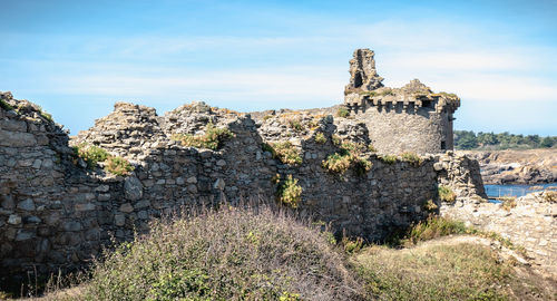 Old ruin building against sky