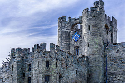 Low angle view of warwick castle gatehouse against sky