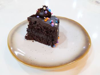 Close-up of chocolate cake in plate on table