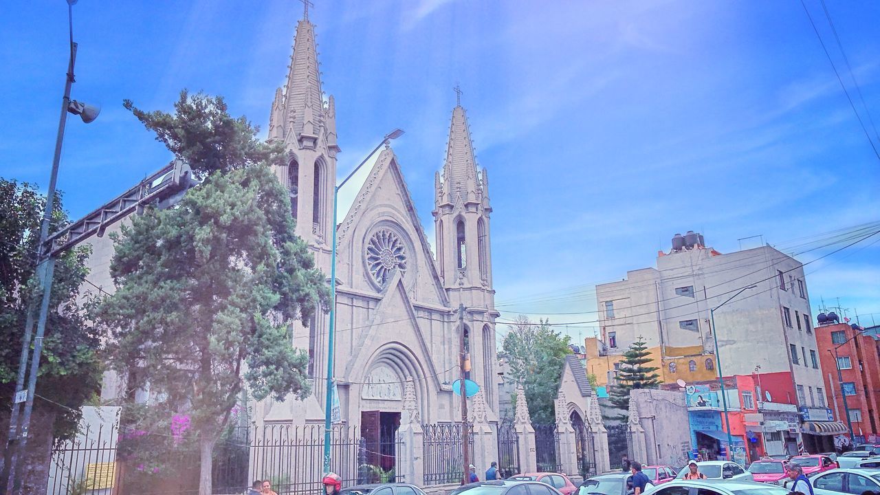 LOW ANGLE VIEW OF BUILDINGS IN CITY