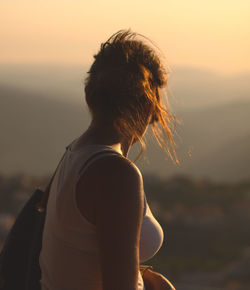 Side view of woman carrying purse