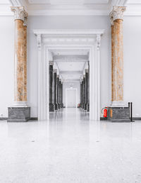 Corridor and columns at staatsgalerie stuttgart
