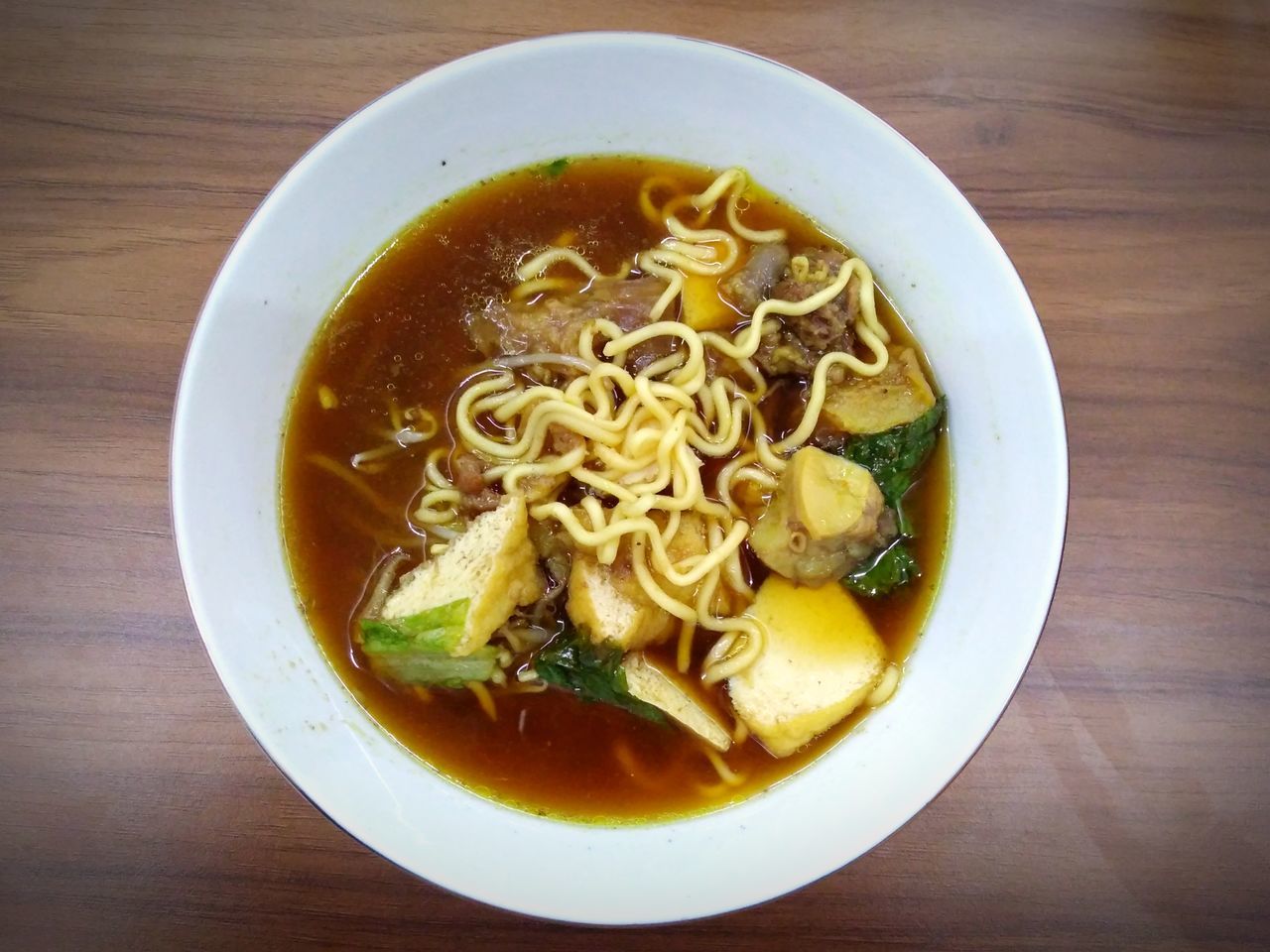 HIGH ANGLE VIEW OF SOUP SERVED ON TABLE