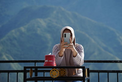 Take a photo with a cell phone in the mountains